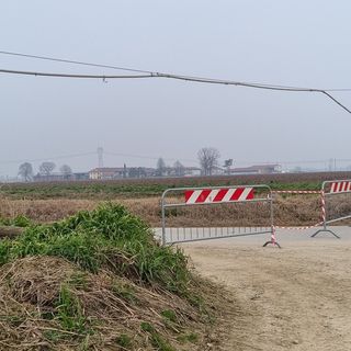 La strada chiusa e il palo abbattuto