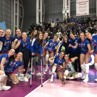 La squadra festeggia la vittoria (foto di Christian Bosio)