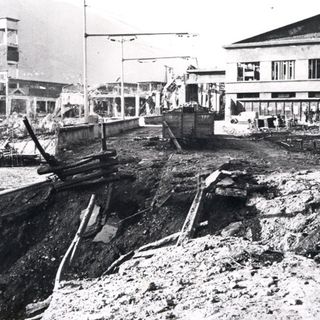 Il piazzale della fabbrica, dopo il bombardamento