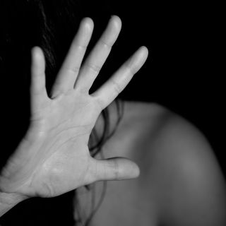 Uomini che maltrattano le donne: crescono le richieste di aiuto