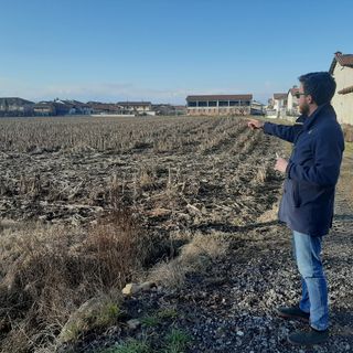 Il sindaco di Virle Piemonte indica l’area destinata al nuovo polo scolastico e culturale