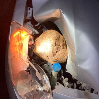 Volvera: lanciano un masso dal cavalcavia dell’autostrada e colpiscono un’auto [FOTO]
