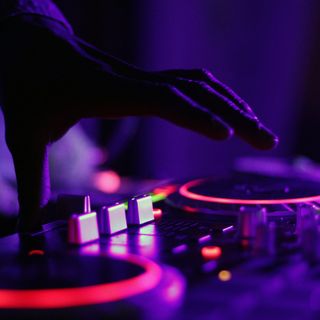 L’Informagiovani insegna ai ragazzi di None l’arte del Djing