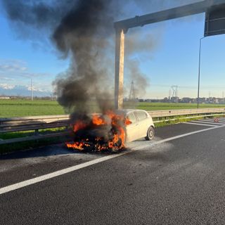 Auto in fiamme lungo la tangenziale di Torino