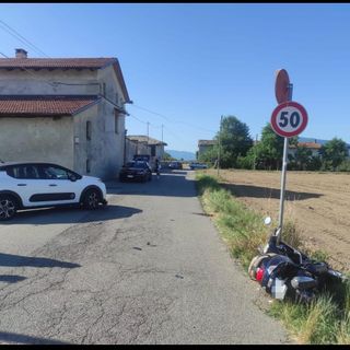 Scontro tra auto e scooter a Cavour in via Gemerello