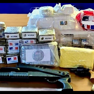 Cocaina, 40 chili di hashish e pistole in un box auto: arrestati in quattro