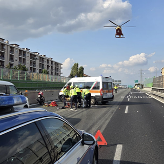 Incidente in tangenziale Sud, coinvolti tre mezzi: grave un motociclista