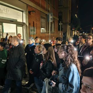 Luci e candele, i medici in  flash mob per i sanitari uccisi a Gaza