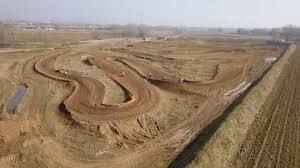 Brutto incidente durante una gara amatoriale di motocross