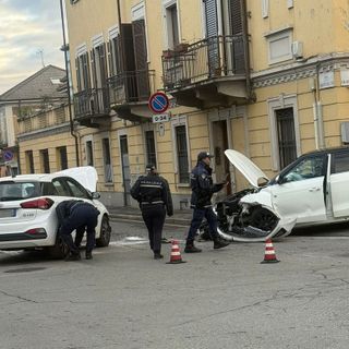 Scontro tra due auto all’incrocio tra piazza Garibaldi e via Martiri a Pinerolo