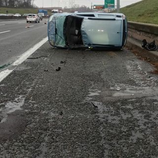 Auto ribaltata in tangenziale