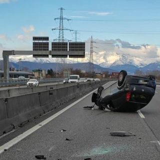 Auto ribaltata in tangenziale a Stupinigi: un ferito, forti rallentamenti sul traffico