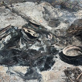 Le gomme gettate sui resti del falò