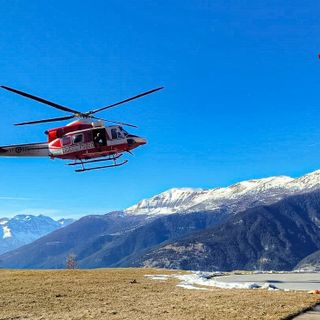 Frossasco, perde il controllo del parapendio e resta appeso tra gli alberi