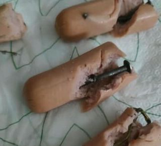 Wurstel imbottiti con chiodi: scatta l'allarme per i cani di Nichelino