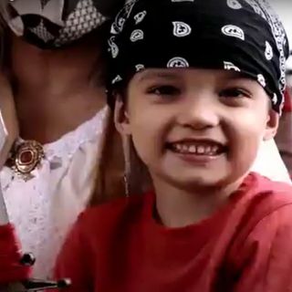 bimbo vestito da pirata