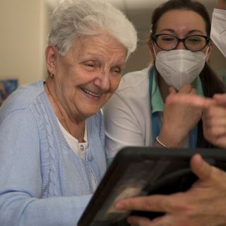 ABCDigital, gli ospiti della RSA Bosco della Stella di Rivoli a lezione di digital dai giovani