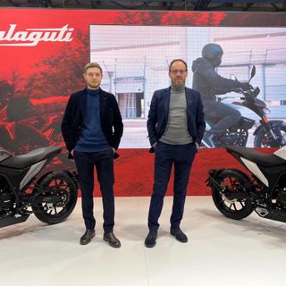 Due persone in piedi all'interno di un negozio