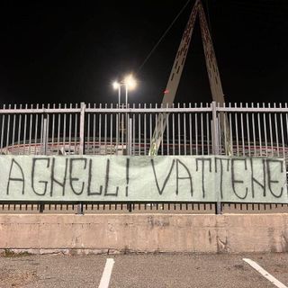 Crisi Juve, contestato il presidente Agnelli con striscioni fuori dallo Stadium: “Vattene”