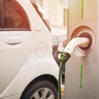 Auto elettrica in ricarica