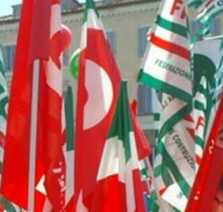 Tre persone al tavolo