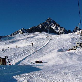 Le piste da sci di Crissolo con il Monviso sullo sfondo