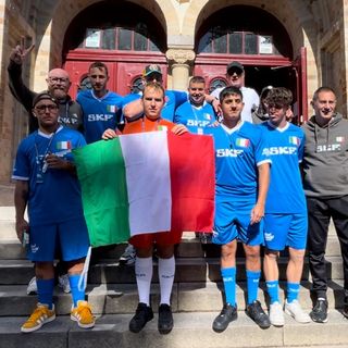 atleti con bandiera tricolore