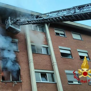 Villar Perosa, va a fuoco un appartamento: 4 persone intossicate e un intero condominio evacuato