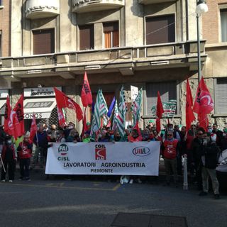 Operai e forestali di Fai, Flai e Uila di fronte alla Rai di Torino