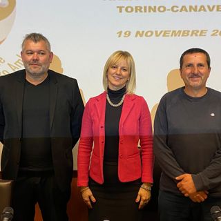 tre persone in posa