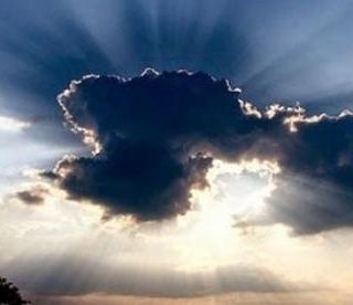 nuvole e sole nel cielo