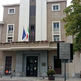 La facciata del Comune di Pinerolo diventa arancione per difendere i diritti delle donne