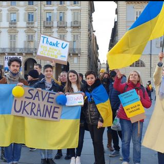 Una manifestazione pro Ucraina davanti al Comune (archivio)