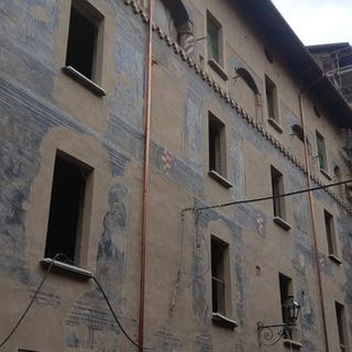 Saluzzo, la facciata con la storia di Maguellone in via Maghelona
