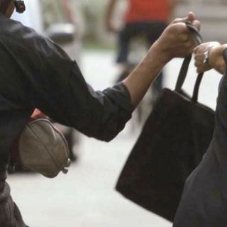 Strappa la collanina a una donna di 82 anni mentre si trova ai giardinetti: arrestato scippatore &quot;seriale&quot;