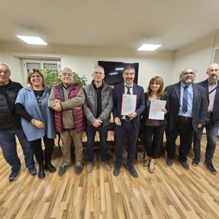 Persone raccolte in una sala