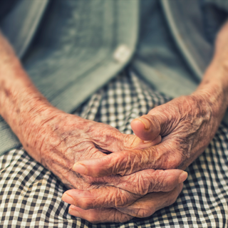 mani giunte di un anziano