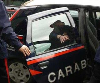 Rapinato da due ragazzini, li insegue e li fa fermare dai carabinieri