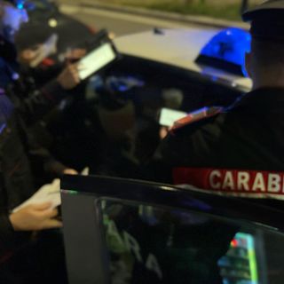 Fermato per un controllo dai carabinieri, va fuori di testa e mostra gli attributi: denunciato