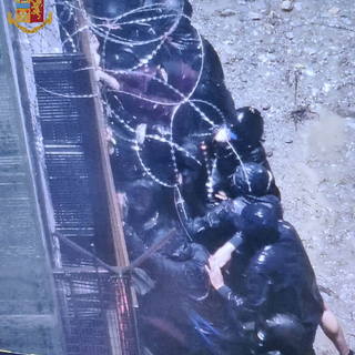Scontri No Tav-forze dell'ordine, ferito un agente della Digos