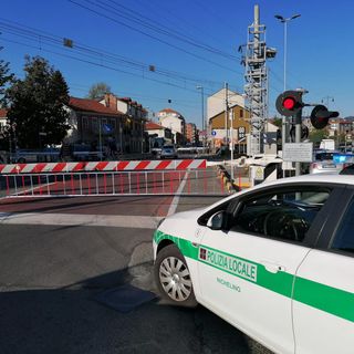 auto bloccata passaggio a livello
