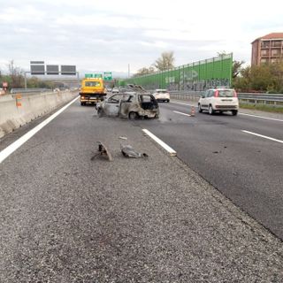 Stupinigi, attimi di paura: auto prende fuoco sulla tangenziale