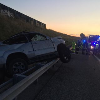 Fuori strada sulla Torino-Pinerolo, resta sospeso con la macchina sopra il guard rail