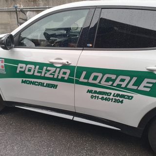 Una vettura della Polizia locale di Moncalieri