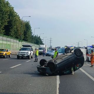 Incidente sulla Tangenziale Sud: tre veicoli coinvolti, un'auto ribaltata e traffico in tilt