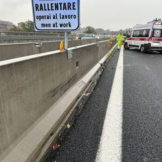 Auto esce di strada e si ribalta sul prato fuori dalla carreggiata: paura sulla tangenziale