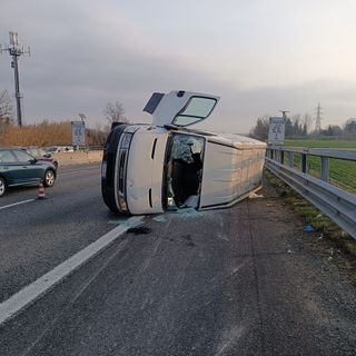 Un autocarro si è ribaltato all'altezza di Rivoli