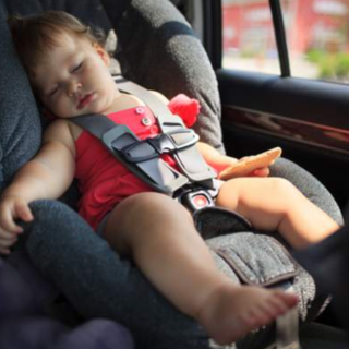 Da oggi scatta, un po’ a sorpresa, l’obbligo di dispositivi “anti abbandono” per bimbi fino a 4 anni