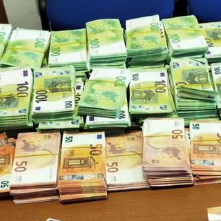 banconote fac simile su tavolo carabinieri