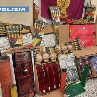 Nasconde tra casa e cantina 126 chili di botti pericolosi: denunciato